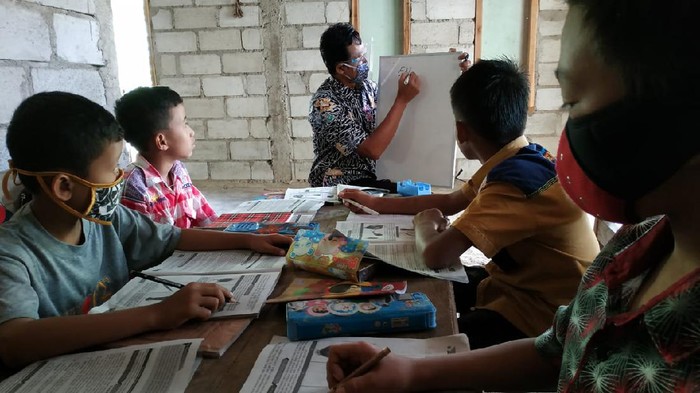 Guru SD di Pacitan Datangi Rumah Siswa untuk Mengajar Saat Pandemi COVID-19