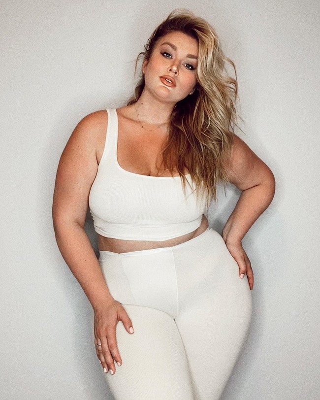 Hunter McGrady mendapat julukan sebagai model bertubuh paling sintal yang pernah muncul di Sports Illustrated Swimsuit. Majalah tersebut memang lebih sering menampilkan model bertubuh ramping. Sebelumnya, ada model Ashley Graham, model plus-size, yang menjadi model majalah tersebut. (Foto: Instagram/@huntermcgrady)