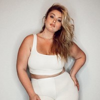 Hunter McGrady mendapat julukan sebagai model bertubuh paling sintal yang pernah muncul di Sports Illustrated Swimsuit. Majalah tersebut memang lebih sering menampilkan model bertubuh ramping. Sebelumnya, ada model Ashley Graham, model plus-size, yang menjadi model majalah tersebut. (Foto: Instagram/@huntermcgrady)