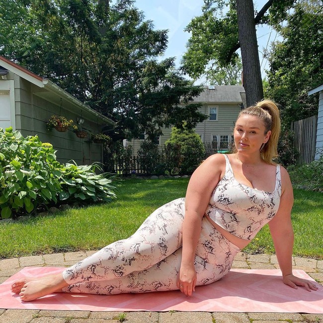 Selain pujian, aksi perdana Hunter di majalah Sports Illustrated juga tak luput dari cibiran. Meski diejek, Hunter berusaha untuk tidak terlalu memusingkannya. Ia bahkan mendoakan yang terbaik untuk orang-orang yang menjelekkannya. Keluarga selalu bilang, Hunter, orang yang tersakiti hatinya suka melukai orang. Itu cukup jelas. Dan setiap ada komentar negatif, aku selalu berdoa untuk mereka, katanya. (Foto: Instagram/@huntermcgrady)