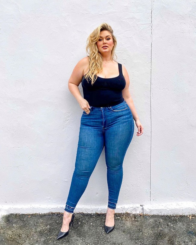 Hunter McGrady pertama kali muncul di Sports Illustrated Swimsuit pada 2017 setelah lolos dari audisi pencarian model oleh majalah tersebut. Aku tidak pernah merasa sebahagia dan sebangga ini di hidupku karena tubuhku berukuran 16, 18. Aku wanita dengan tubuh berisi, katanya tentang penampilan perdananya di majalah tersebut. (Foto: Instagram/@huntermcgrady)