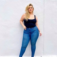 Hunter McGrady pertama kali muncul di Sports Illustrated Swimsuit pada 2017 setelah lolos dari audisi pencarian model oleh majalah tersebut. Aku tidak pernah merasa sebahagia dan sebangga ini di hidupku karena tubuhku berukuran 16, 18. Aku wanita dengan tubuh berisi, katanya tentang penampilan perdananya di majalah tersebut. (Foto: Instagram/@huntermcgrady)