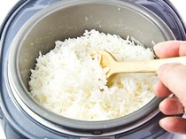Takaran Air Memasak Nasi di Rice Cooker dengan Jari agar Teksturnya Pulen