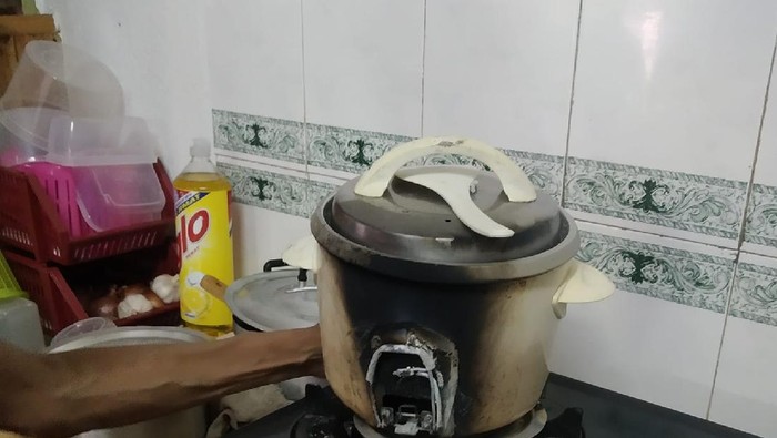 Viral Kakek Masak Nasi Malah Bikin Rice Cooker Gosong