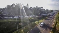 Tingginya volume kendaraan menuju kawasan wisata Puncak Bogor pada liburan Hari Raya Idul Adha membuat penumpukan dan kepadatan di kawasan tersebut.