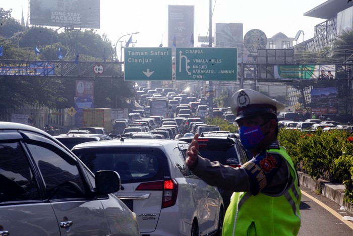 Kepadatan kendaraan menuju jalur wisata Puncak, Gadog, Kabupaten Bogor, Jawa Barat, Sabtu (1/8/2020). Tingginya volume kendaraan menuju kawasan wisata Puncak Bogor pada liburan Hari Raya Idul Adha membuat penumpukan dan kepadatan di kawasan tersebut, Sat Lantas Polres Bogor memberlakukan rekayasa lalu lintas buka tutup jalan satu arah untuk mengurai kepadatan kendaraan. ANTARA FOTO/Yulius Satria Wijaya/hp.