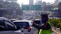 Sat Lantas Polres Bogor memberlakukan rekayasa lalu lintas buka tutup jalan satu arah untuk mengurai kepadatan kendaraan.