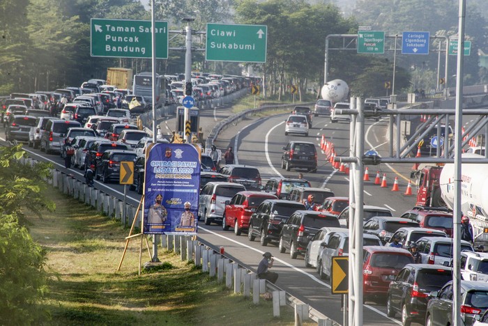 Kepadatan kendaraan menuju jalur wisata Puncak, Gadog, Kabupaten Bogor, Jawa Barat, Sabtu (1/8/2020). Tingginya volume kendaraan menuju kawasan wisata Puncak Bogor pada liburan Hari Raya Idul Adha membuat penumpukan dan kepadatan di kawasan tersebut, Sat Lantas Polres Bogor memberlakukan rekayasa lalu lintas buka tutup jalan satu arah untuk mengurai kepadatan kendaraan. ANTARA FOTO/Yulius Satria Wijaya/hp.