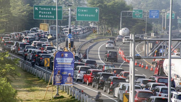Kepadatan kendaraan menuju jalur wisata Puncak, Gadog, Kabupaten Bogor, Jawa Barat, Sabtu (1/8/2020). Tingginya volume kendaraan menuju kawasan wisata Puncak Bogor pada liburan Hari Raya Idul Adha membuat penumpukan dan kepadatan di kawasan tersebut, Sat Lantas Polres Bogor memberlakukan rekayasa lalu lintas buka tutup jalan satu arah untuk mengurai kepadatan kendaraan. ANTARA FOTO/Yulius Satria Wijaya/hp.