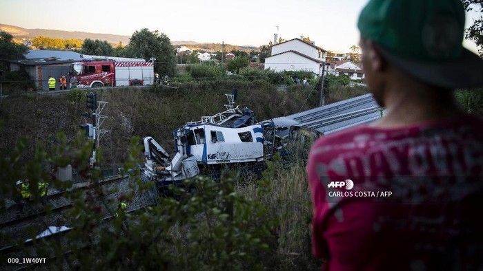 The wreckage of a high-speed train is pictured after it collided with a railway maintenance vehicle in Soure, near Coimbra, on July 31, 2020. - Two people were killed and seven seriously injured when a high-speed train collided with a railway maintenance vehicle in central Portugal on Friday, the civil protection authority said. (Photo by CARLOS COSTA / AFP)
