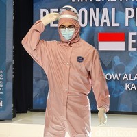 CEO GM Production Indonesia, Yurry Apretto mengungkapkan fashion show itu merupakan salah satu wujud terima kasih kepada nakes. Menurut dia, selama beberapa bulan terakhir para nakes sudah berjuang di zona terdepan dalam penanggulangan COVID-19. Jauh Hari Wawan S/detikcom.