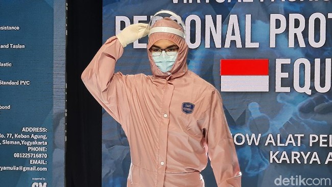 CEO GM Production Indonesia, Yurry Apretto mengungkapkan fashion show itu merupakan salah satu wujud terima kasih kepada nakes. Menurut dia, selama beberapa bulan terakhir para nakes sudah berjuang di zona terdepan dalam penanggulangan COVID-19. Jauh Hari Wawan S/detikcom.