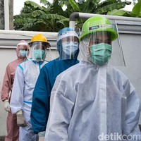 Bagi Yurry, fashion show yang merupakan hasil kerja sama antara Relawan Sonjo, ID Photobook, dan GM Production ini disebut bisa menjadi penggerak ekonomi masyarakat. Terutama UMKM yang bergelut dalam produksi APD. Sebab, seluruh APD yang dipamerkan merupakan buatan UMKM lokal. Jauh Hari Wawan S/detikcom.