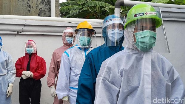 Dukungan bagi para petugas medis terus mengalir untuk memerangi Corona. Di Yogyakarta dilakukan peragaan busana APD sebagai bentuk apresiasi.