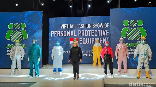 Para nakes tampak memakai beragam Personal Protection Equipment atau APD yang diproduksi oleh UMKM di Yogyakarta. Beragam APD yang dipamerkan tersebut memiliki desain serta warna yang sudah sesuai standar. Jauh Hari Wawan S/detikcom.