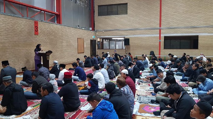 Konjen RI Perth, Dewi Gustina Tobing saat memberikan sambutan sebelum pelaksanaan salat Idul Adha.