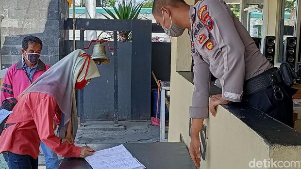Mbak Titik yang diteror paket pisang satu truk saat di Mapolres Kendal