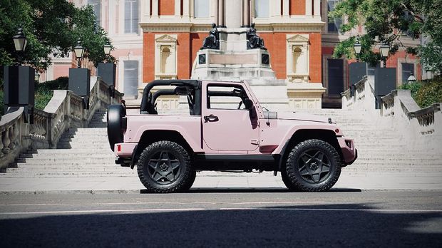 Modifikasi Jeep Wrangler dengan kelir pink