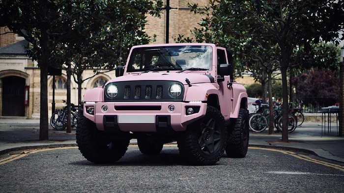 Modifikasi Jeep Wrangler dengan kelir pink