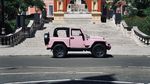 Jeep Wrangler yang Macho Berubah Jadi Imut dengan Sentuhan Warna Pink