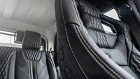 Masuk ke bagian interior, bagian jok dipermak ulang dengan kursi GTB berlapis material kulit. Sandaran tangan di pintu dan centre glove box di bagian tengah juga mendapatkan sentuhan premium. Foto: Kahn
