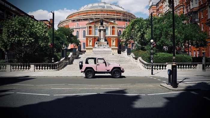 Modifikasi Jeep Wrangler dengan kelir pink
