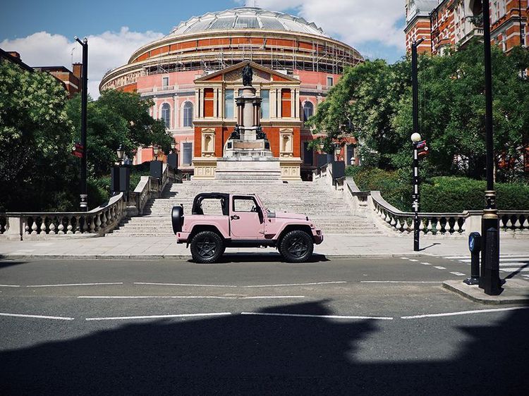 Jeep Wrangler yang Macho Berubah Jadi Imut dengan Sentuhan Warna Pink