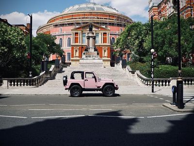 Jeep Wrangler yang Macho Berubah Jadi Imut dengan Sentuhan Warna Pink