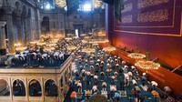 Tirai yang digunakan tanpa menggunakan paku, serupa dengan industri film. Hal ini juga tidak merusak nilai sejarah yang ada di Hagia Sophia.
