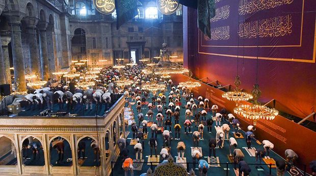 Untuk pertama kalinya dalam 86 tahun, Hagia Sophia melaksanakan ibadah Salat Idul Adha. Masyarakat memadati dalam hingga pelataran bangunan bersejarah tersebut.