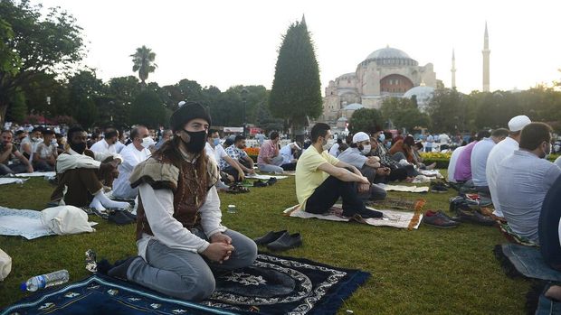 Untuk pertama kalinya dalam 86 tahun, Hagia Sophia melaksanakan ibadah Salat Idul Adha. Masyarakat memadati dalam hingga pelataran bangunan bersejarah tersebut.