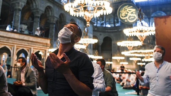 Para jamaah juga diwajibkan memakai masker selama melaksanakan Salat Idul Adha.