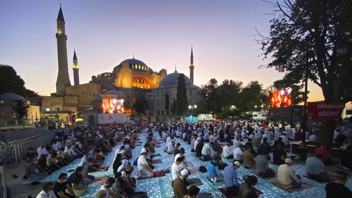 Untuk pertama kalinya dalam 86 tahun, Hagia Sophia melaksanakan ibadah Salat Idul Adha. Masyarakat memadati dalam hingga pelataran bangunan bersejarah tersebut.