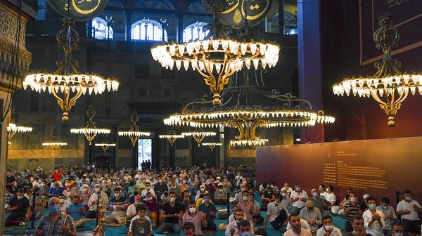 Salat Idul Adha di Masjid Agung Hagia Sophia dipimpin oleh Ali Erbas, kepala Direktorat Urusan Agama Turki.