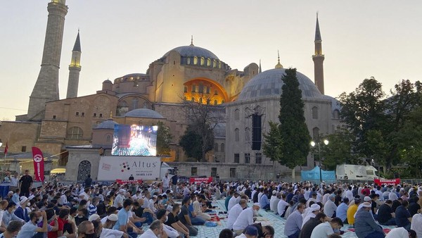 Masyarakat Turki dan internasional menyaksikan kembali Hagia Sophia menjadi masjid dengan ibadah pertama pada 27 Juli 2020. (AP Photo)