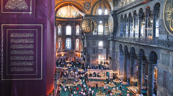 Selama salat berlamgsung, mosaik dan lukisan di Hagia Sophia ditutup sementara dengan tirai.