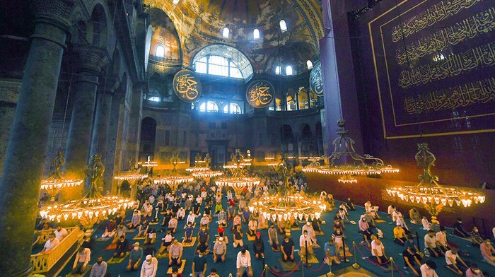 Momen Salat Idul Adha Pertama di Hagia Sophia Untuk pertama kalinya dalam 86 tahun, Hagia Sophia melaksanakan ibadah Salat Idul Adha. Masyarakat memadati dalam hingga pelataran bangunan bersejarah tersebut.