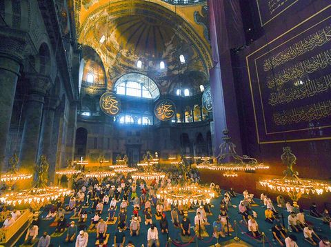 Untuk pertama kalinya dalam 86 tahun, Hagia Sophia melaksanakan ibadah Salat Idul Adha. Masyarakat memadati dalam hingga pelataran bangunan bersejarah tersebut.