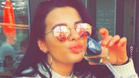 Aktris 24 tahun ini sepertinya pencinta wine. Ia juga pose santai bersama segelas minuman favoritnya. Foto: Instagram nadia.parkes