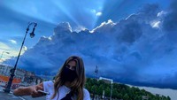 Kabar kedekatan keduanya semakin mencuat saat Tom Holland mengunggah sosok wanita bermasker di Instagramnya. Diyakini ia adalah Nadia Parkes. Foto: Instagram nadia.parkes