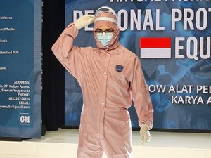 Aksi Tak Biasa Dokter dan Perawat di Yogya, Fashion Show Pakai APD