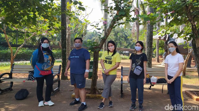 Nur (kiri) bersama keluarganya mengunjungi Ragunan