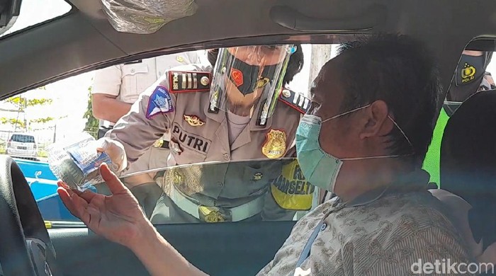 Operasi Patuh di Brebes, pemudik dibekali oleh-oleh telur asin