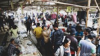 Murahnya harga yang dijajakan para pedagang ini membuat pasar ini selalu ramai.