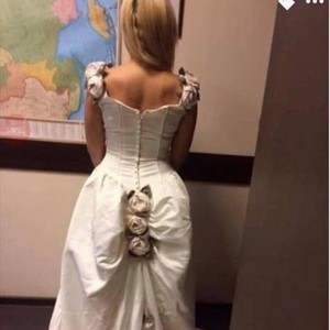 Wanita Diejek, Gaun Pengantinnya Disebut Mirip Buntut Kuda yang Dihias Wanita Diejek, Gaun Pengantinnya Disebut Mirip Buntut Kuda yang Dihias