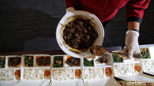 Sebanyak 400 kotak olahan masakan dibagikan kepada warga sebagai bentuk kepedulian sosial kepada sesama warga di tengah pandemi COVID-19.