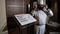 Selain itu para koki di hotel itu menerapkan  protokol kesehatan untuk menjaga kebersihan makanan seprti memakai masker, sarung tangan dan rajin mencuci tangan.