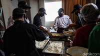Tahun lalu program Dapur Kurban, yang dijalankan Jakpro berjalan atas arahan Gubernur. seluruh hotel bergerak memberikan donasi daging olahan.