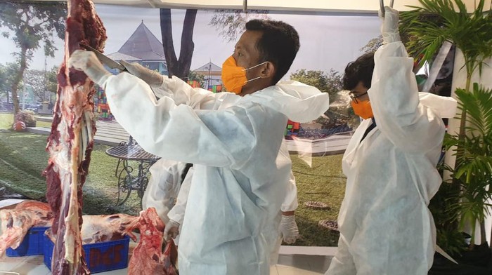 penyembelihan daging kurban di masjid al akbar surabaya