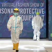 Peragaan yang menampilkan APD COVID-19 produksi UMKM di Yogyakarta itu menjadi media apresiasi bagi petugas medis, relawan serta UMKM yang turut berjuang melawan pandemi COVID-19. ANTARA FOTO/Andreas Fitri Atmoko.